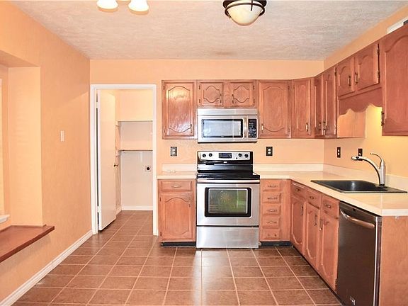 3rd image of 2417 Chinaberry Dr