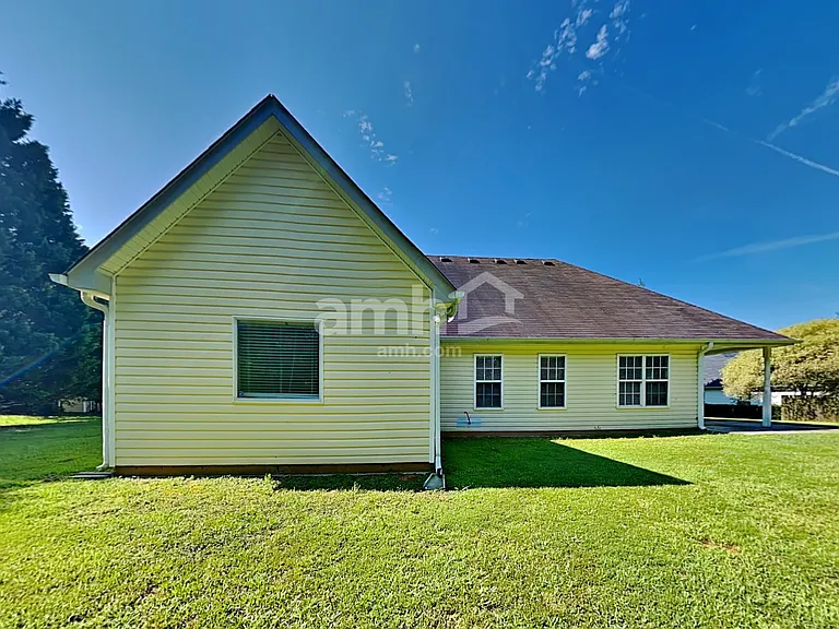 305 Kings Way — Photo 21