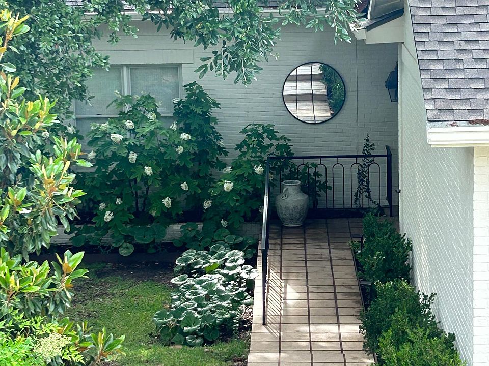 1st image of 3901A Belmont Park Dr