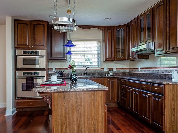 2nd image of 943 Greenbriar Dr