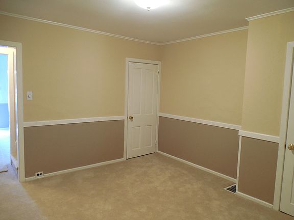 Dining Room w/ chair rail....