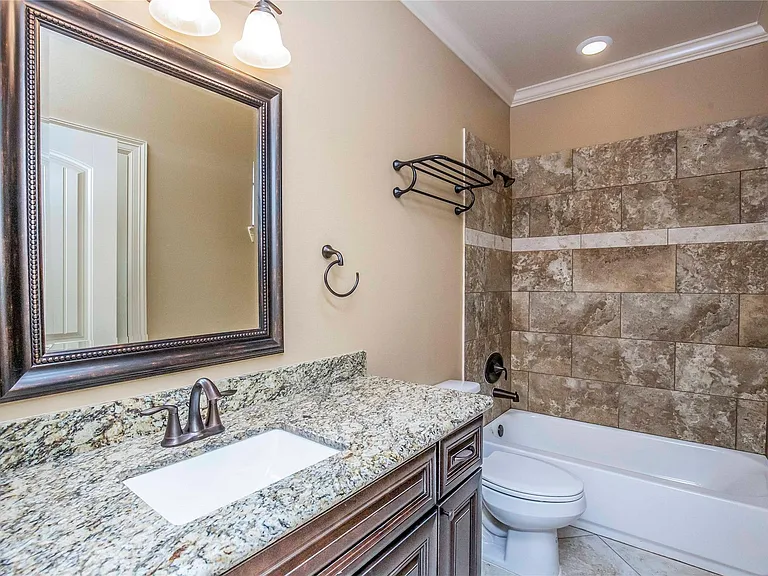 1516 Amundsen St — Photo 24
