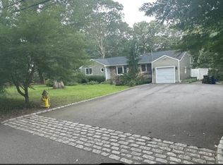 19 New Mill Rd, Smithtown, NY 11787