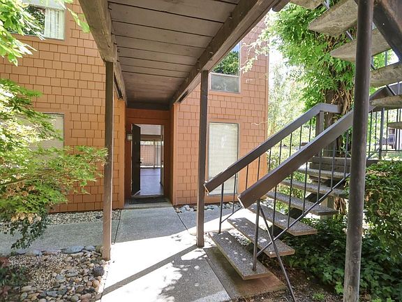 2nd image of 722 Woodside Ln E Unit 1