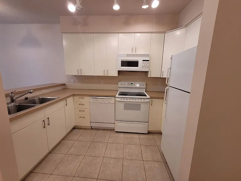 910 Gladstone St #110 — Photo 5
