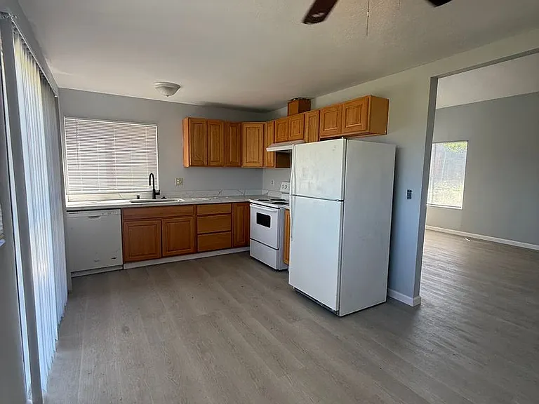 322 Pecan St — Photo 12