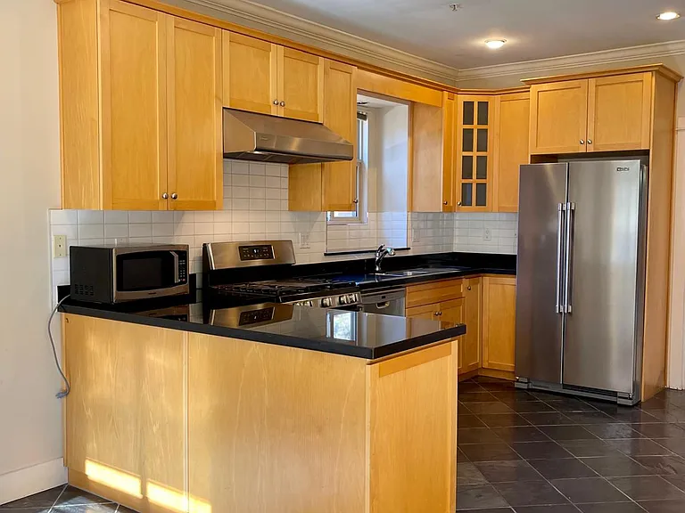 8289 Laurel St — Photo 2