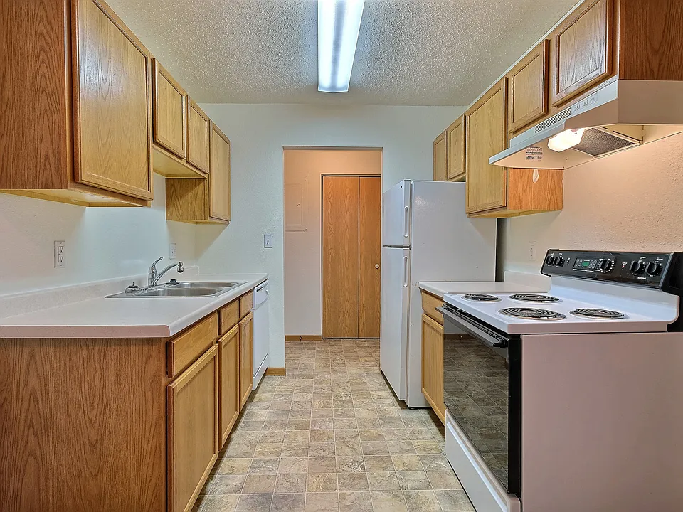 Fargo, ND Dakota Manor Apartments | Kitchen