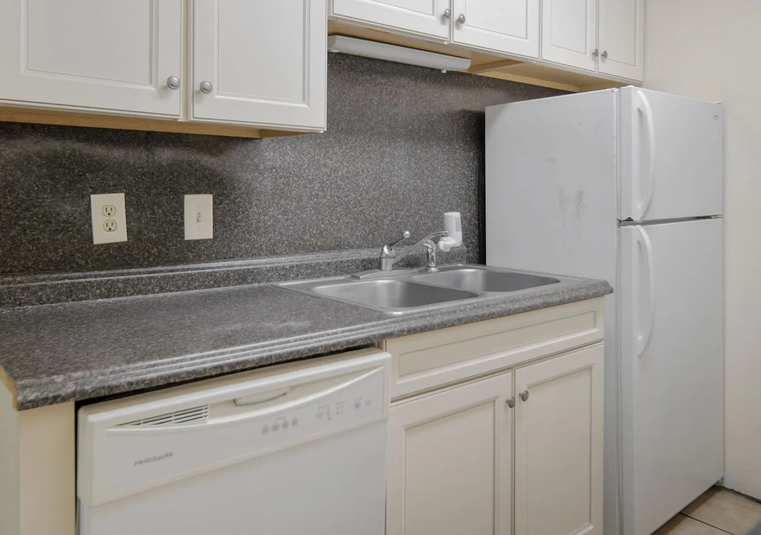 211 Linden Ave — Photo 3
