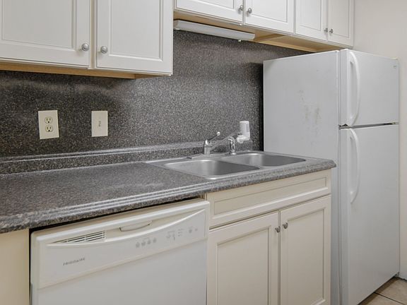 3rd image of 211 Linden Ave #4