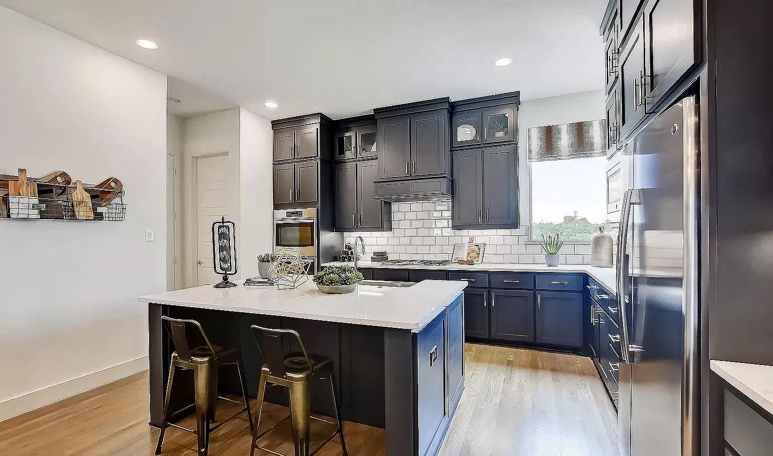 3 bed, 2389 sqft, $3,745 — Photo 4