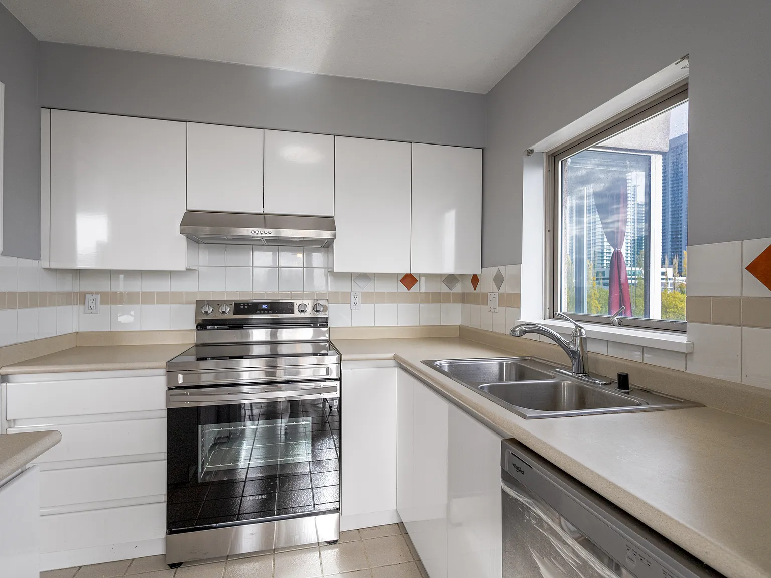 2 bed, 2960 sqft, $2,750 — Photo 3