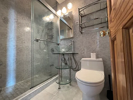 Rented by E Realty International Corp | media 7