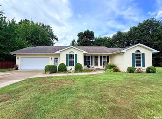 7 Carol Ct, Taylorville, IL 62568