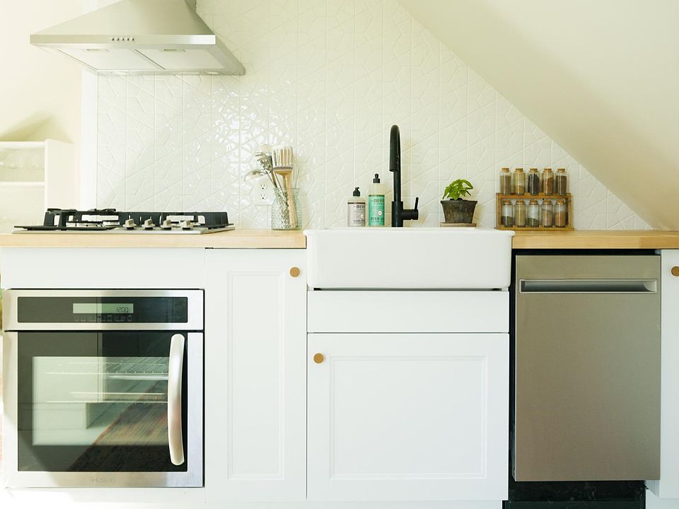 gas range, farmhouse sink, dishwasher