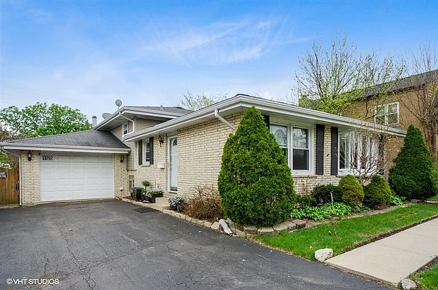 1125 Oakton St photo 1