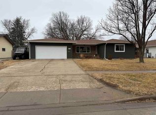 938 Crestview Dr, Vermillion, SD 57069