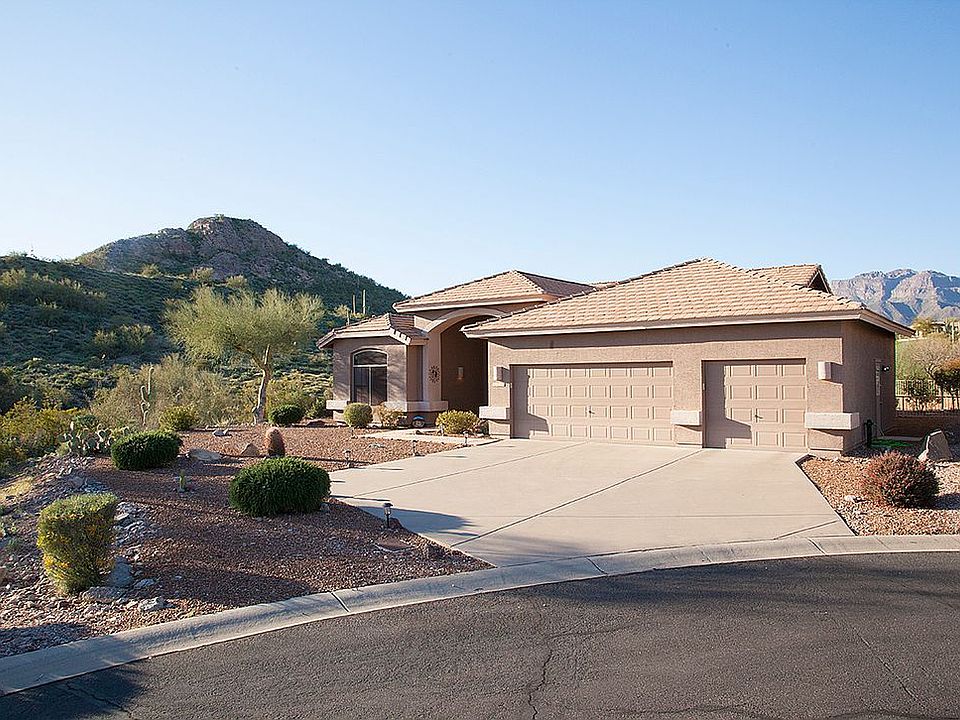 Mountain Views-3 car garage