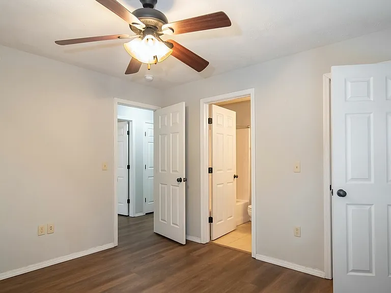 Scenic Station Apartments — Photo 17