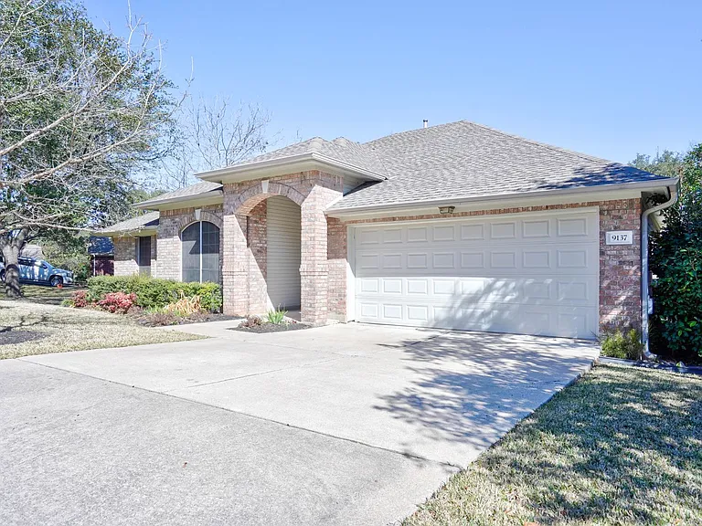 9137 Fainwood Ln — Photo 2
