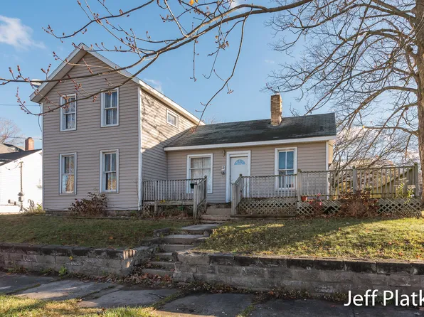 622 S Pearl St, Belding, MI 48809