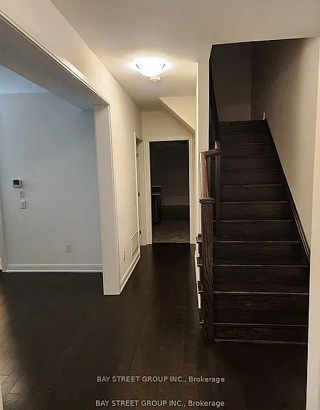 18 Military Cres — Photo 2