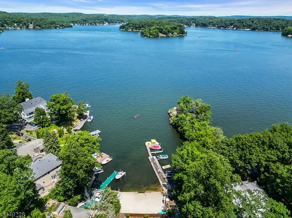 16 Lakeview Rd, Hopatcong Boro, NJ 07843