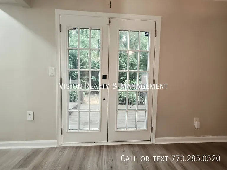 5025 Brittany Dr — Photo 15