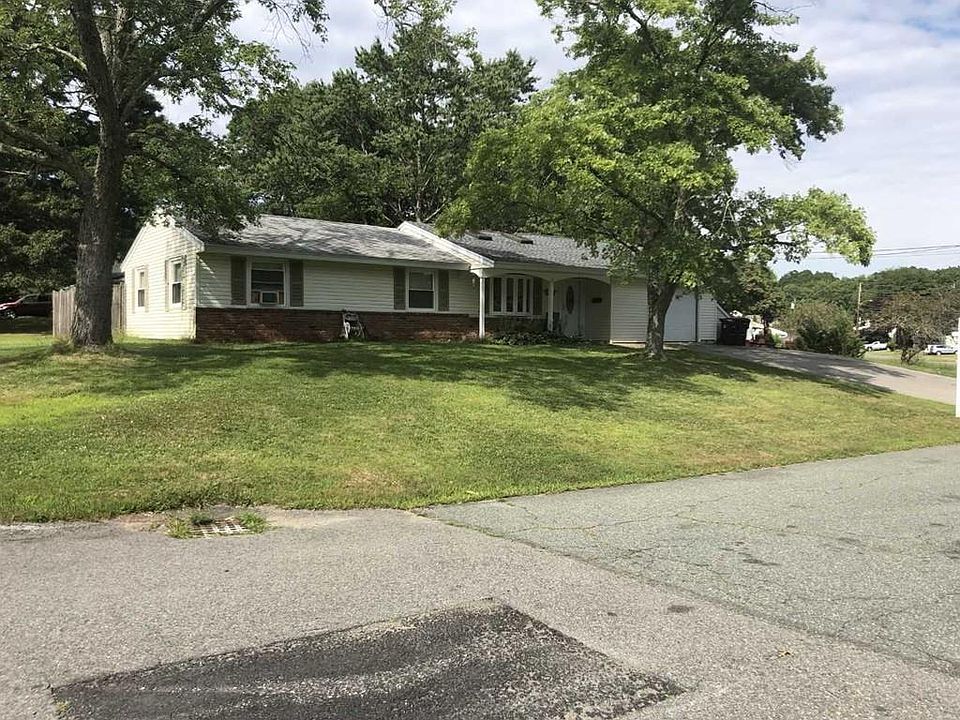 2nd image of 8 Twin Oaks Dr