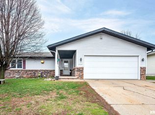 2233 Autumn Dr, Pekin, IL