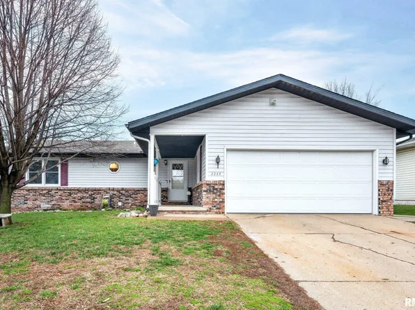 2233 Autumn Dr, Pekin, IL 61554