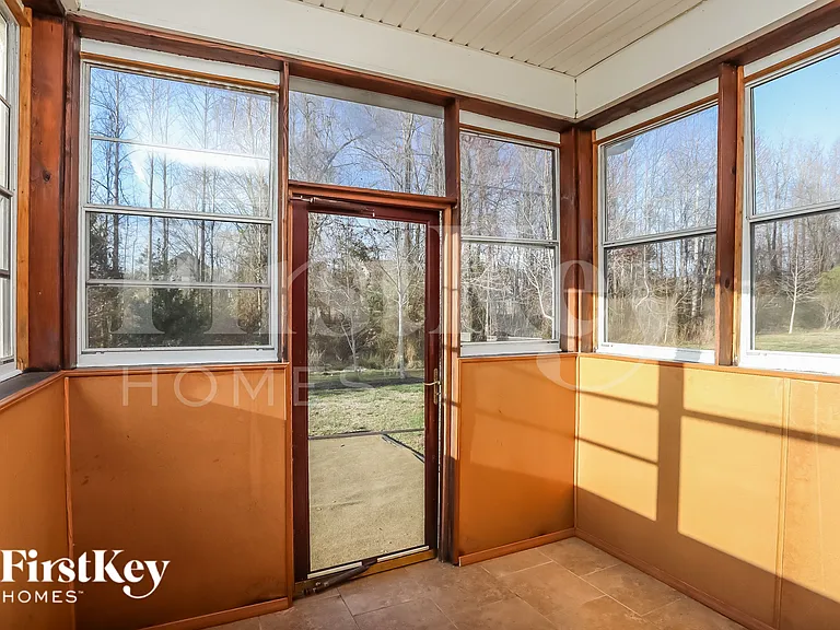 182 Norwich Dr — Photo 10