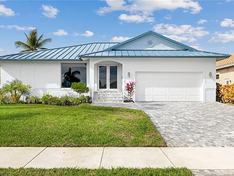 690 Amber Dr — Photo 1