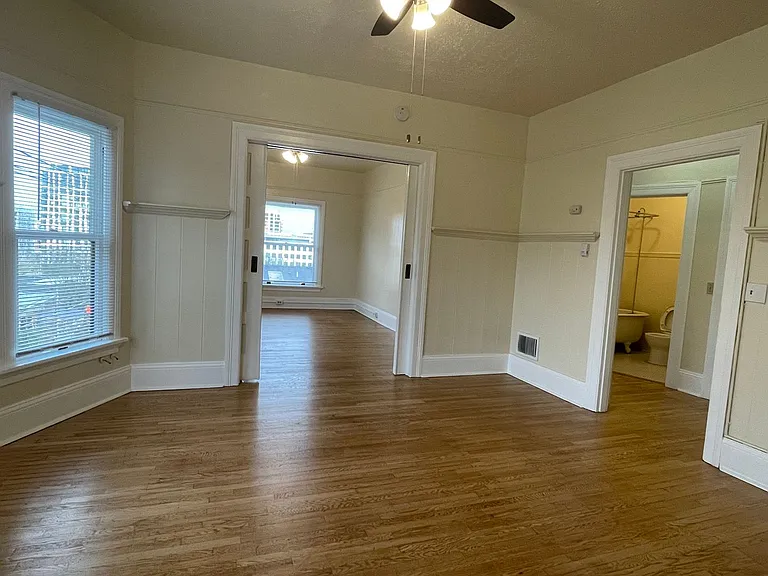 Chetopa Apartments — Photo 8