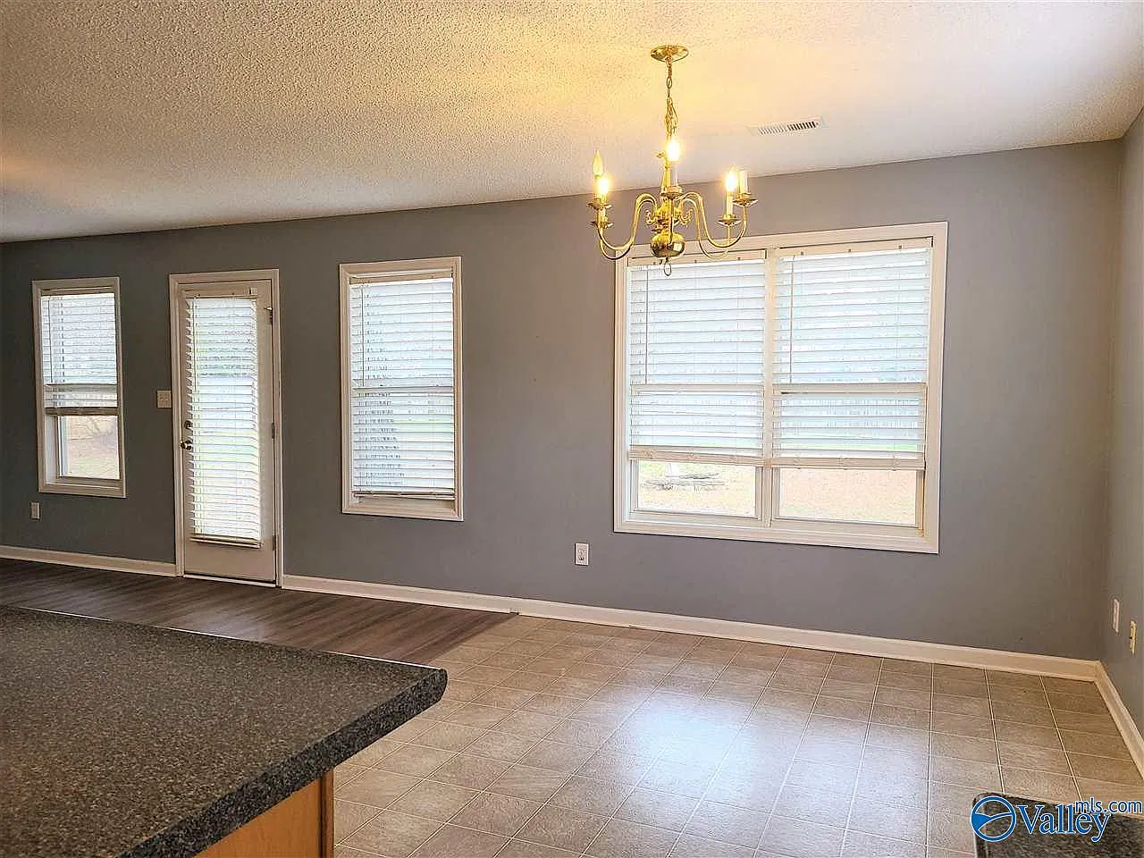 3 bed, 2.0 bath, 1388 sqft, $1,595 — Photo 4