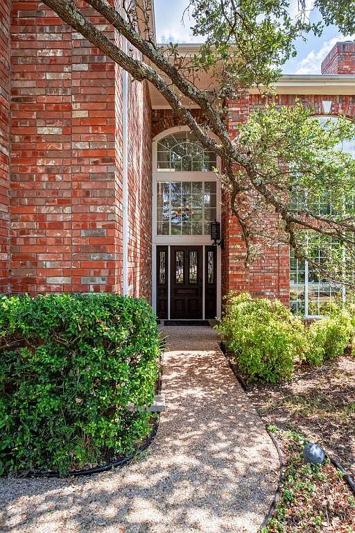 5 bed, 4.5 bath, 4542 sqft, $7,250 — Photo 2