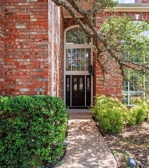 5511 Courtyard Dr — Photo 2