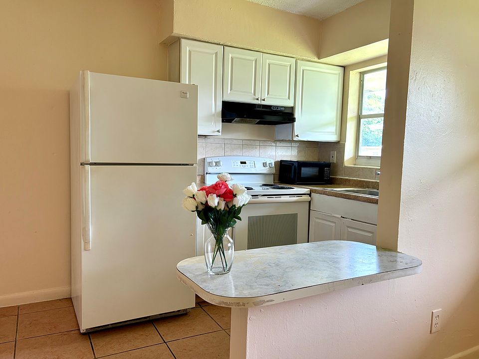 1st image of 1026 NE 3rd Ave #2