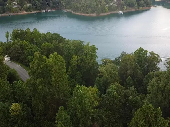 229 Suncrest Cv, La Follette, TN 37766