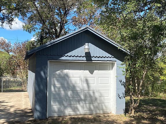 3rd image of 140 E 15th Ave