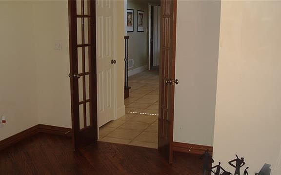 3rd image of 752 Village Green Dr