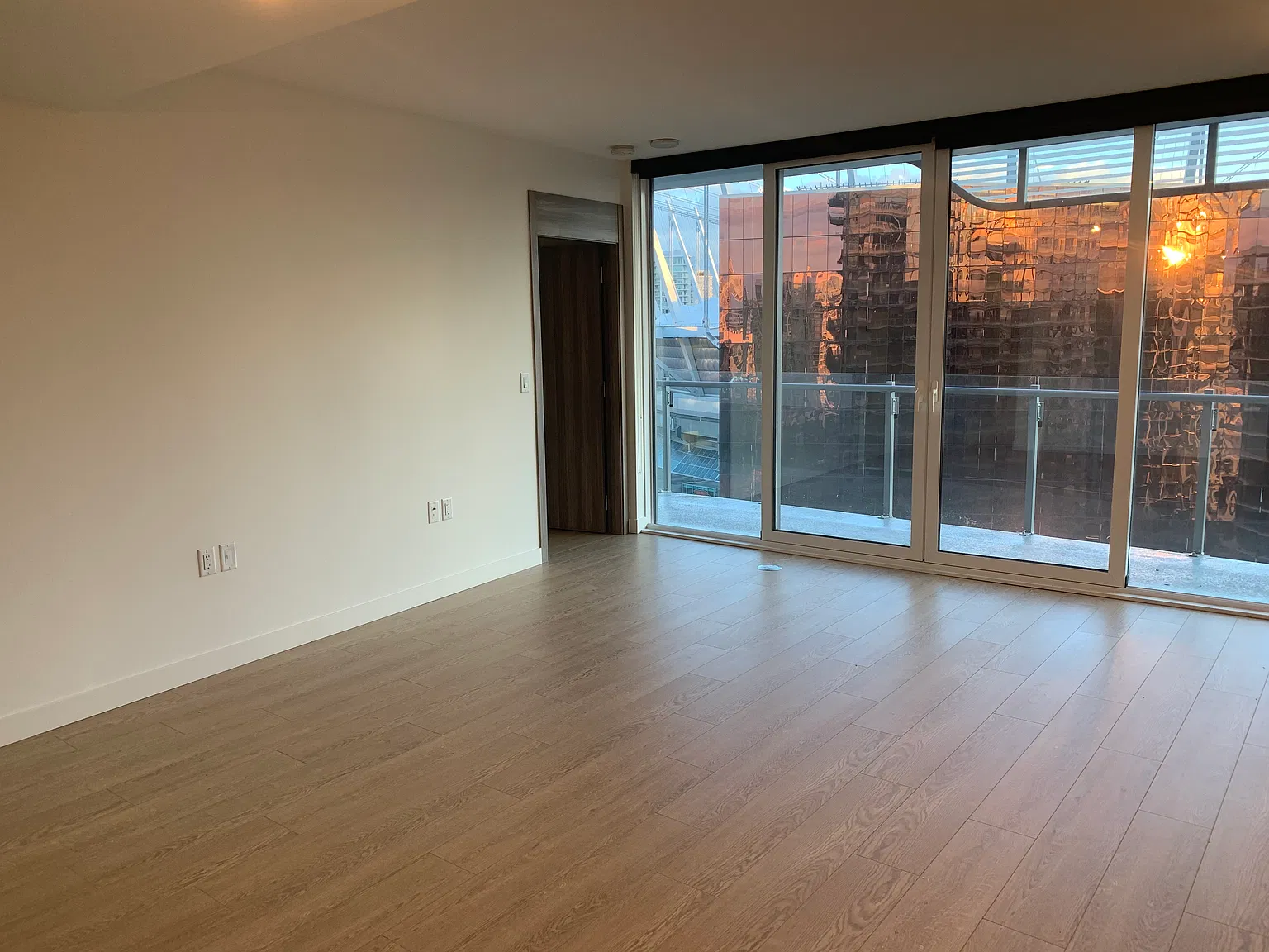 89 Nelson St Vancouver — Photo 3