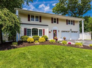 18 Homestead Cir, Hauppauge, NY 11788