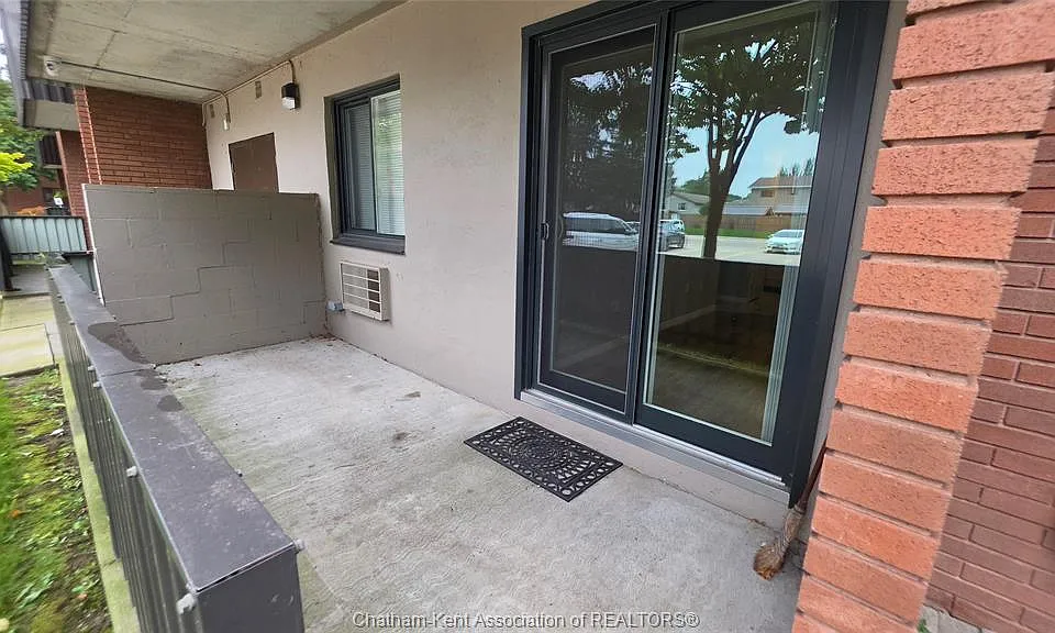 975 Grand Ave W