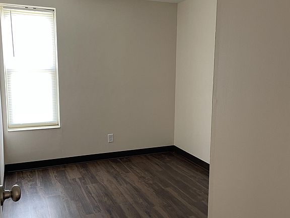 5th image of 5924 Eisenhower Ct APT B