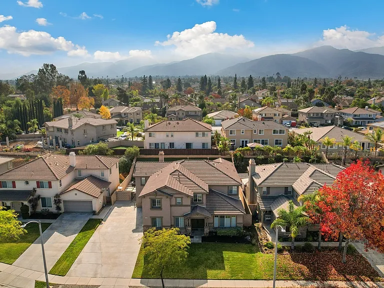 450 Rocco Cir — Photo 23