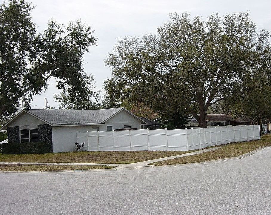 Looking SW at NEW vinyl fence.