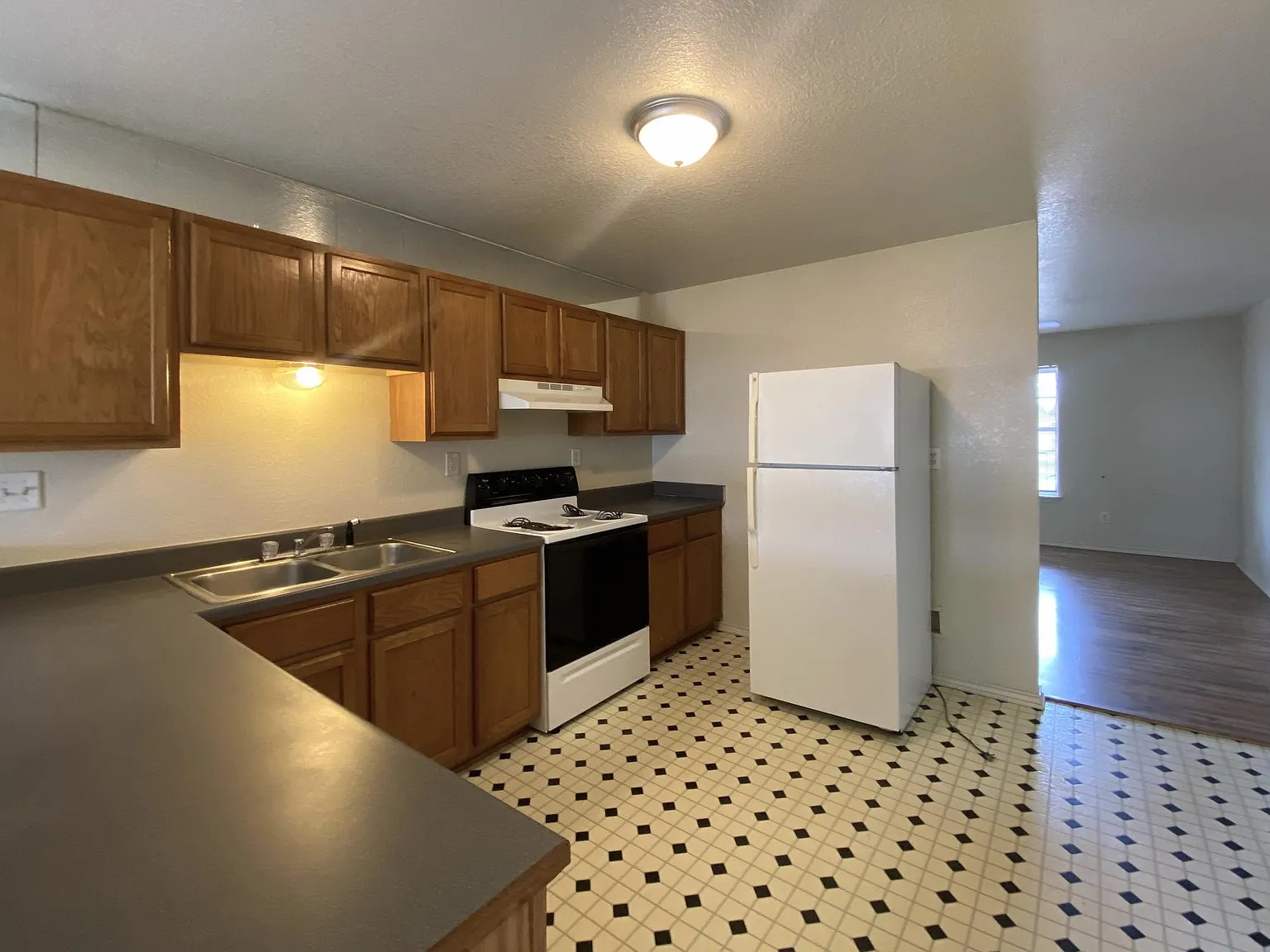 3 bed, 1134 sqft, $799 — Photo 2