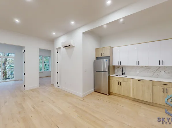 897 New York Avenue image 3 of 28