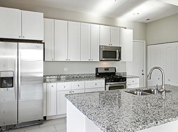 3rd image of 5052 S Drexel Blvd #B